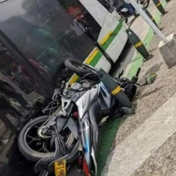 Motociclista que habría evadido semáforo en rojo casi es arrollado por tranvía en Medellín