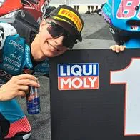 Escandaloso triunfo del colombiano David Alonso en Moto3; cantó el himno a todo pulmón