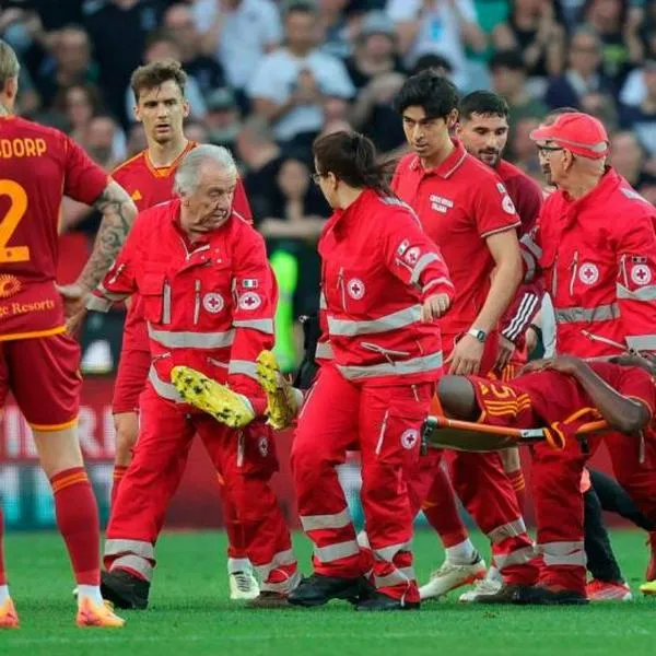Jugador de la Roma se desploma durante el partido de la Seria A