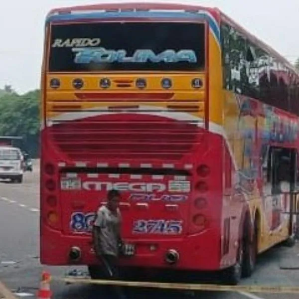 Accidente de tránsito Caldas: bus de Rápido Tolima chocó con uno de U. de Tolima