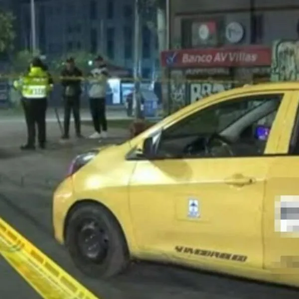 Hallan cadáver de un hombre dentro de un taxi en Bogotá: tenía señales de violencia y cubierto con bolsas en la localidad de Engativá, en el sur. 