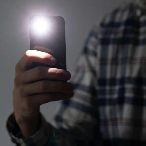 Foto de dispositivo móvil, en nota de cómo regular la intensidad de la linterna del celular con truco fácil que le servirá