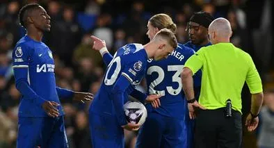 Varios jugadores de Chelsea discutieron en cancha, en medio del cobro de un penalti contra Everton