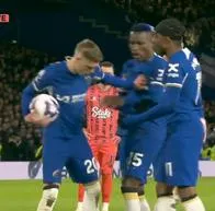 Jugadores del Chelsea se pelearon por patear penal en goleada 6-0 ante Everton