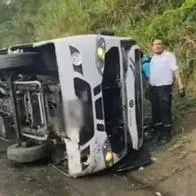 En accidente murió conductor de bus que se volcó en la vía Cali-Sevilla y hay varios heridos