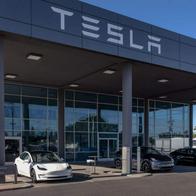 Tesla, empresa de vehículos eléctricos de Elon Musk, anunció que despedirá buena parte de sus empleados, que ya fueron avisados.