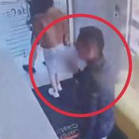 Momento en el que un hombre amenaza con una pistola al vigilante de un edificio en Castilla (Kennedy), sur de Bogotá