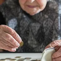 Imagen de mujer ahorrando por nota sobre pensión