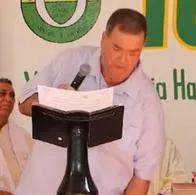 Al alcalde de Sabanalarga, Atlántico, se le cayeron los pantalones en pleno discurso y se tomó con humor el suceso: 
