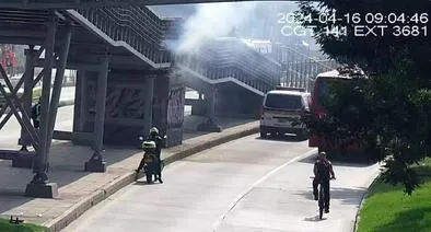 Incendió en puente peatonal en el sur de Bogotá y causó pánico a varios usuarios