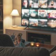 Imagen de persona viendo televisión por nota sobre nuevos televisores Kalley
