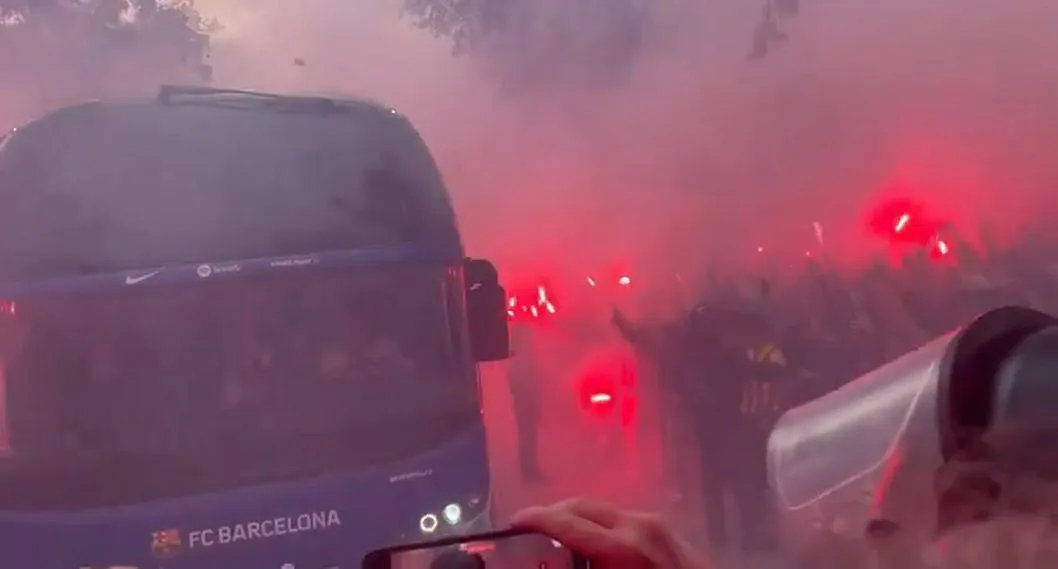 Hinchas de Barcelona atacaron el bus de su equipo antes del partido ante el PSG: video y qué pasó