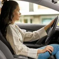 Foto de mujer conduciendo, en nota de qué significa la imagen de una llave en el tablero del carro