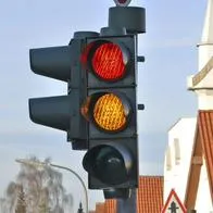 Foto de luces de tránsito, en nota sobre qué significa la luz amarilla del semáforo.