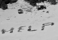 Náufragos fueron rescatados de una isla tras escribir “ayuda” en la arena 