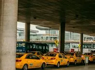 Video | Taxistas agreden a conductor de vehículo particular en puente aéreo de Bogotá
