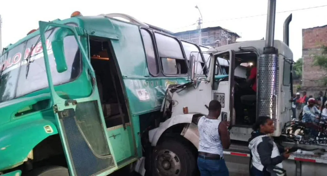 Bus escolar fue estrellado por un tren cañero y hay 16 estudiantes heridos, de los cuales 8 están graves.