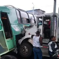 Bus escolar fue estrellado por un tren cañero y hay 16 estudiantes heridos, de los cuales 8 están graves.