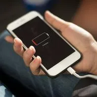 Foto de dispositivo móvil, en nota de cómo carga más rápido un celular entre apagado o en modo avión.