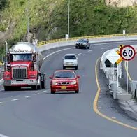 Foto de vehículos en carretera, en nota sobre cómo apagar el carro después de un viaje largo.