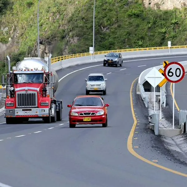 Foto de vehículos en carretera, en nota sobre cómo apagar el carro después de un viaje largo.
