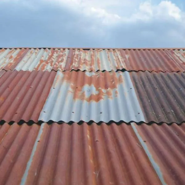 Foto de tejado oxidado, en nota de cómo quitar el óxido de un techo con trucos caseros.