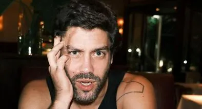 Quién es Juan Guilera, el protagonista de 'Rojo Carmesí'; es argentino.