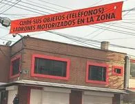 Desesperados por inseguridad en un frecuentado barrio de Bogotá, residentes instalaron carteles alertando sobre robos