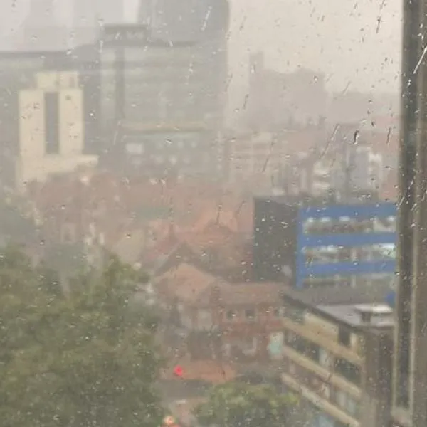 Ciudadanos, alegres por lluvias en Bogotá; en algunas zonas se 'partió el cielo'