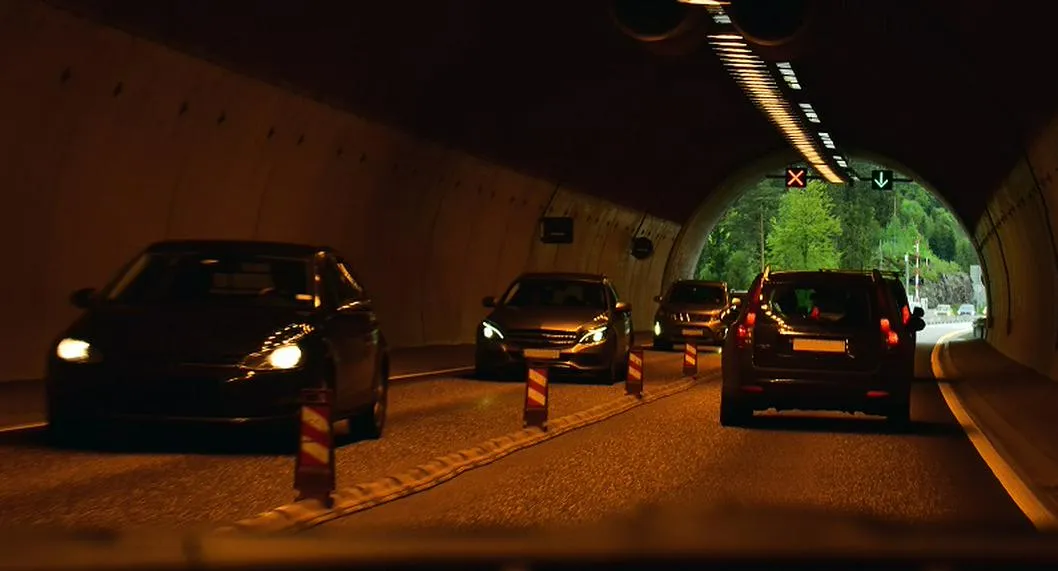 Cómo deben usar carros y motos las luces altas en un túnel.