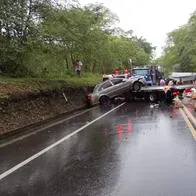 Accidente de tránsito, en la vía Honda-Mariquita, que involucró a tres camiones y sería por el pavimento mojado y restos de aceite.