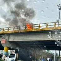 Conductor de motocicleta incinerada sobre el puente La Cejita en Armenia, con quemaduras de primer grado