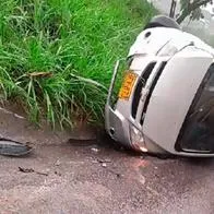 Conductor de transporte ilegal se volcó en Ibagué y escapó: hay personas lesionadas