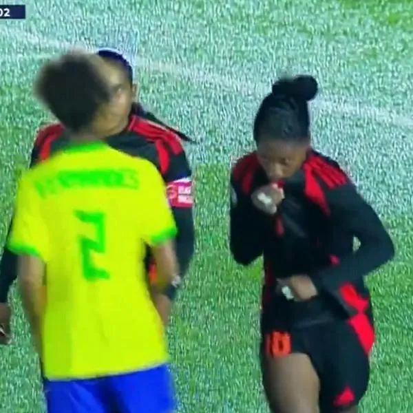 Colombia femenina Sub-20 venció a Brasil: Sintia Cabezas besó escudo ante jugador brasileña