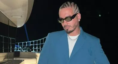 J Balvin, quien fue duramente criticado por Jhay Cortez. Este le dijo copión y mal amigo.