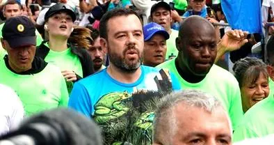 Carlos Fernando Galán,  en Carrera Verde de Bogotá; corrió pese a marchas.