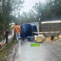Así quedó el camión que volcó al chocar contra un bus en la vía Zipaquirá-Ubaté, cerca de Bogotá