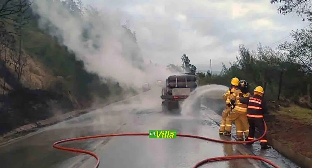 La emergencia, que no deja víctimas fatales, fue controlada por los bomberos de Zipaquirá y Cogua. La vía permanece con paso a un carril.