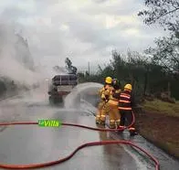 La emergencia, que no deja víctimas fatales, fue controlada por los bomberos de Zipaquirá y Cogua. La vía permanece con paso a un carril.