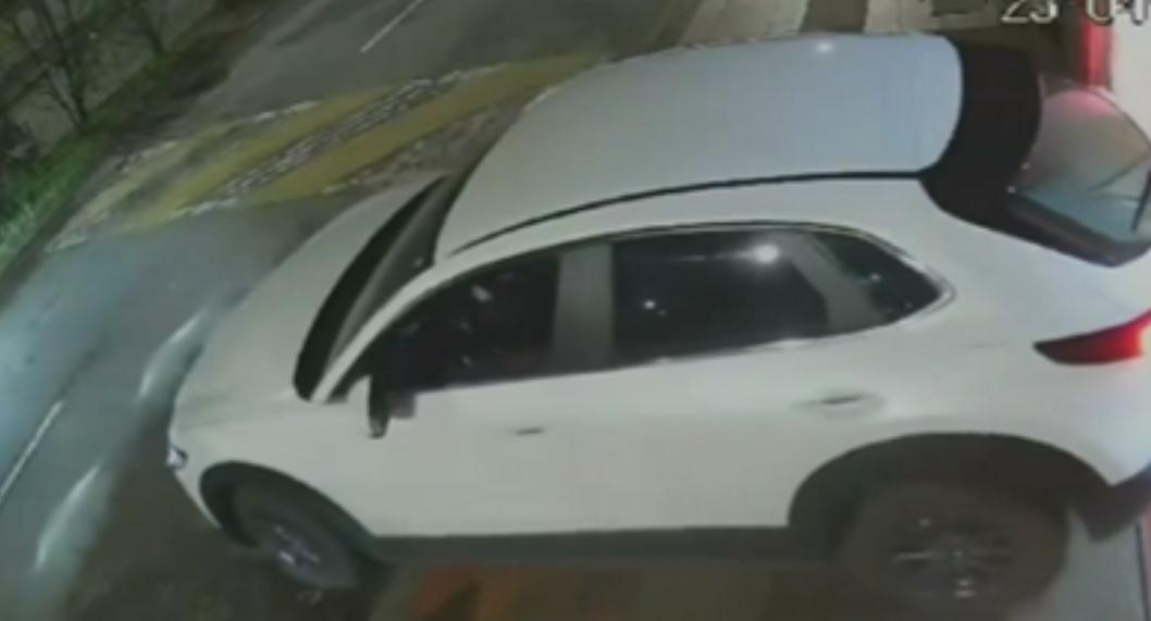 Dos mujeres fueron golpeadas en Bogotá y les robaron su camioneta Mazda de alta gama. Los ladrones las intimidaron en un garaje. 