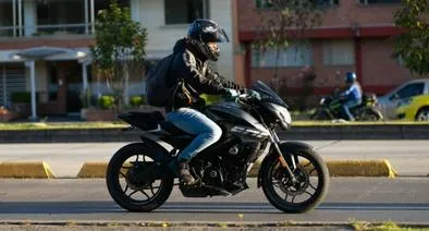 Motos que vendan AKT, Yamaha, Suzuki, Bajaj y otras marcas en 2025 en Colombia deberán tener frenos ABS o CBS obligatoriamente.