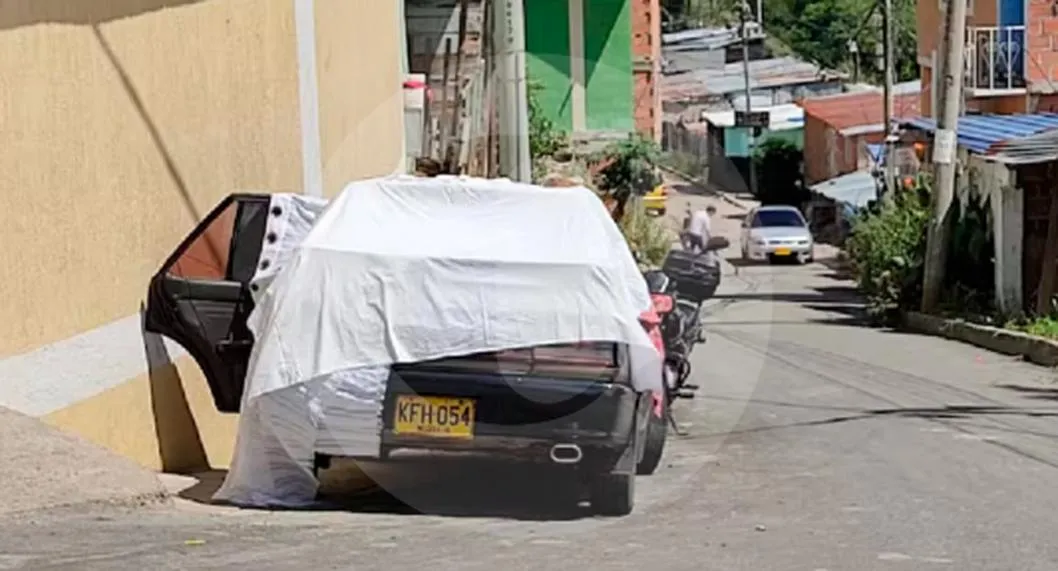 Nadie quiere hacer el levantamiento de un cadáver dentro de un vehículo en Bucaramanga