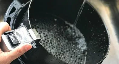 ¿Cómo quitar grasa pegada de la freidora de aire?
