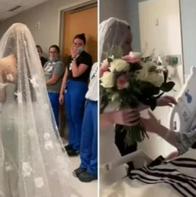 Momento en el que una mujer en Estados Unidos celebra su boda en un hospital para que su padre, enfermo de cáncer, la viera