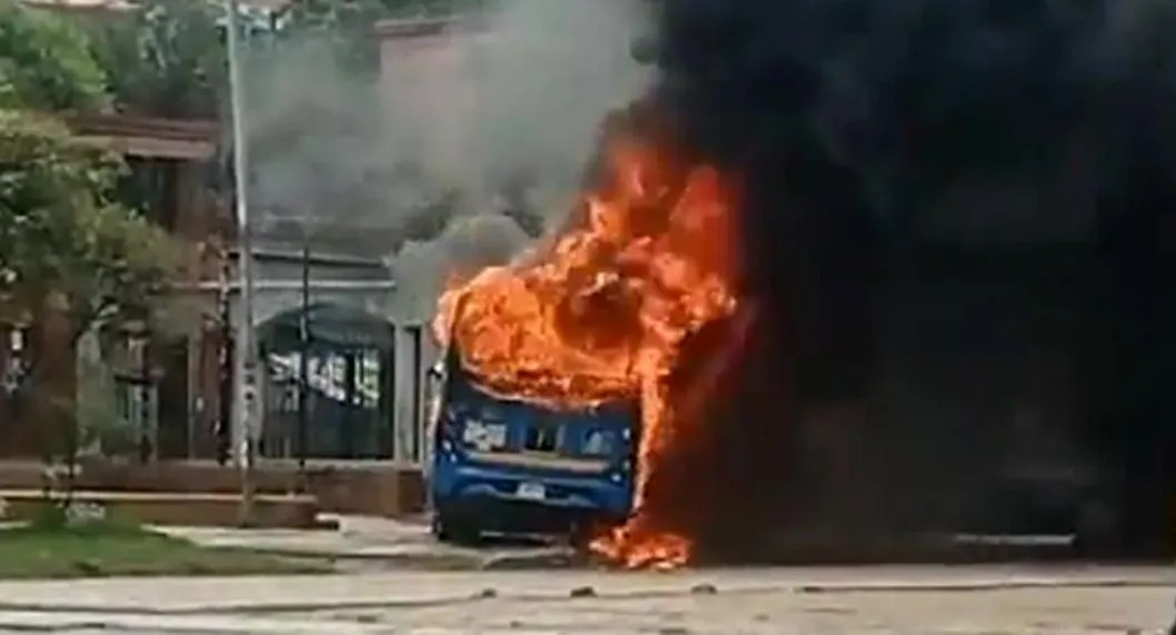 Protestas hoy en Bogotá: queman SITP frente a Universidad Distrital centro