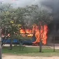 Transmilenio se pronunció luego de que encapuchados encendieran bus del SITP en centro de Bogotá 