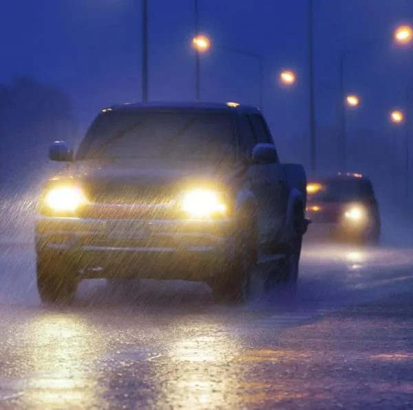 Conductores desconocen que hacer uso inadecuado de las luces de sus vehículos puede significarles una multa de  $1'300.000 en Colombia.
