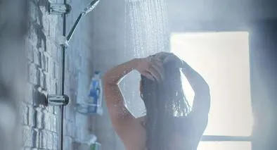 Foto de ducha, en nota sobre cómo quitar las manchas de jabón en el baño con trucos caseros y pasos simples.