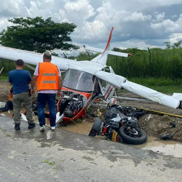Avioneta se estrelló cerca de Cartago, Valle del Cauca, y cayó sobre motociclista. Se reportan 2 heridos hasta el momento. 