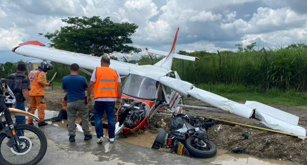 Avioneta cayó sobre una motociclista en la vía Panamericana porque tuvo fallas en el motor cuando intentaba aterrizar en Cartago.